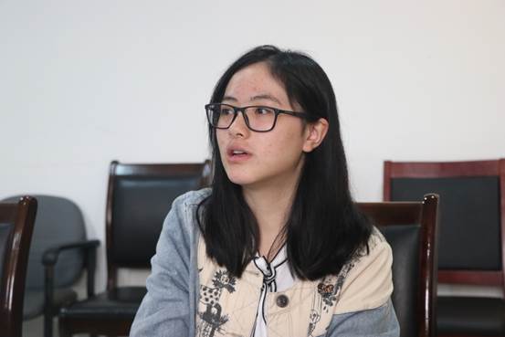 图片包含 人员, 墙壁, 餐桌, 室内自动生成的说明