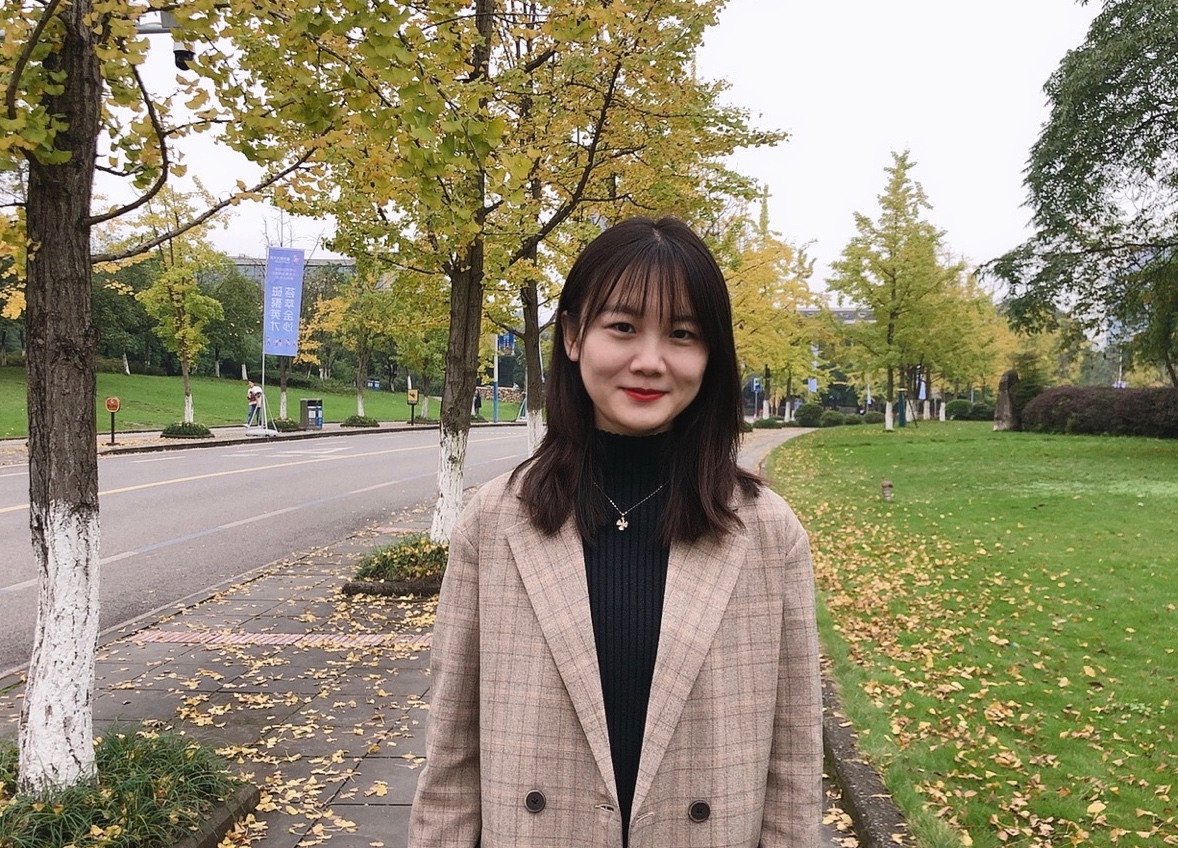 女人站在路边描述已自动生成