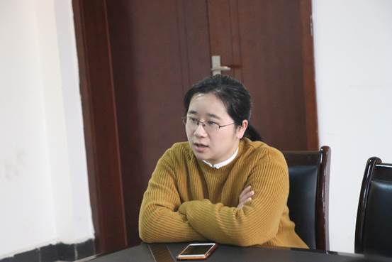 图片包含 人员, 室内, 墙壁, 就坐自动生成的说明