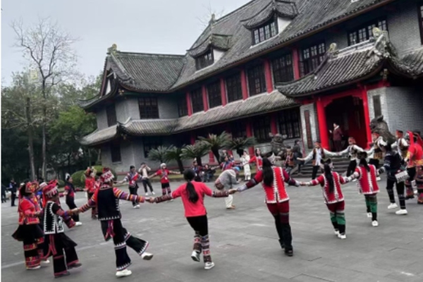 哈尼族中小员工与老师们跳乐作舞。hy3380cc海洋之神供图