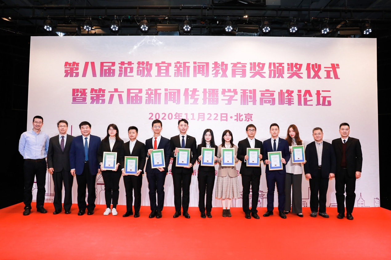 一群人站在台上描述已自动生成