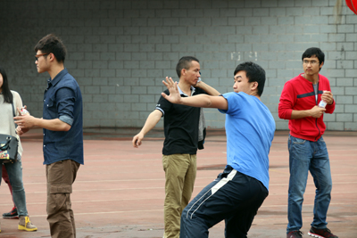 鍒樺ぉ瀹囧悓瀛﹀湪鏅�缁勭敺瀛愰搮鐞冪殑姣旇禌涓�jpg